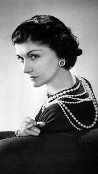 Coco Chanel, famosa estilista em foto preto e branco - profissões de moda