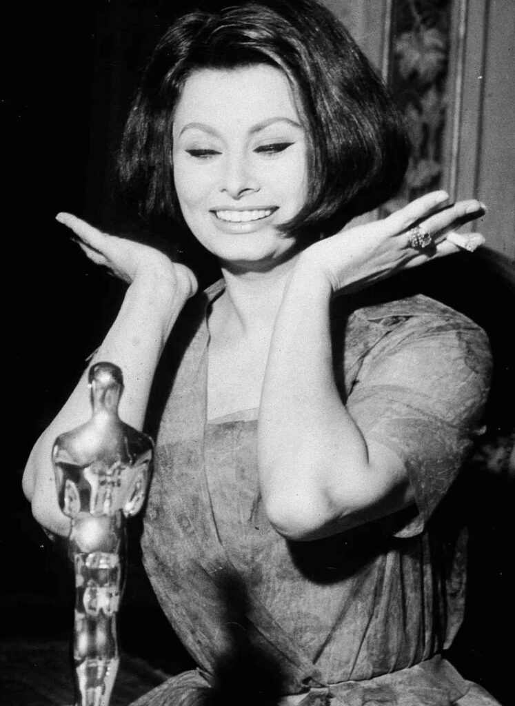 Sophia Loren recebe o Oscar