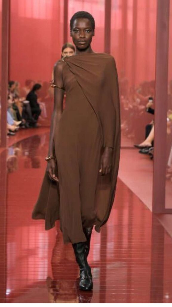 gucci ready to wear 2025 com qual a cor do ano?