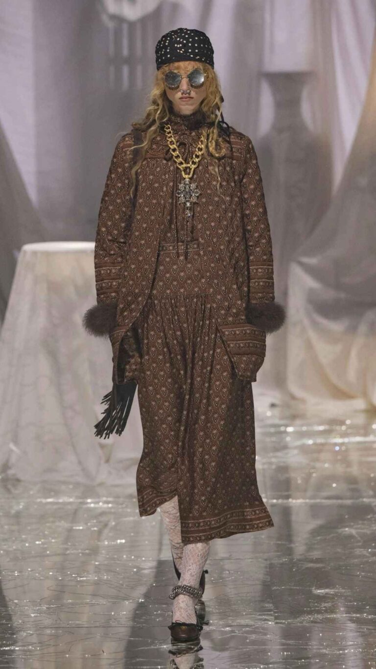 qual a cor do ano? valentino 2025 usa mocha mousse