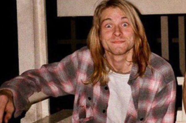 Kurt Cobain com uma camisa xadrez estilo grunge