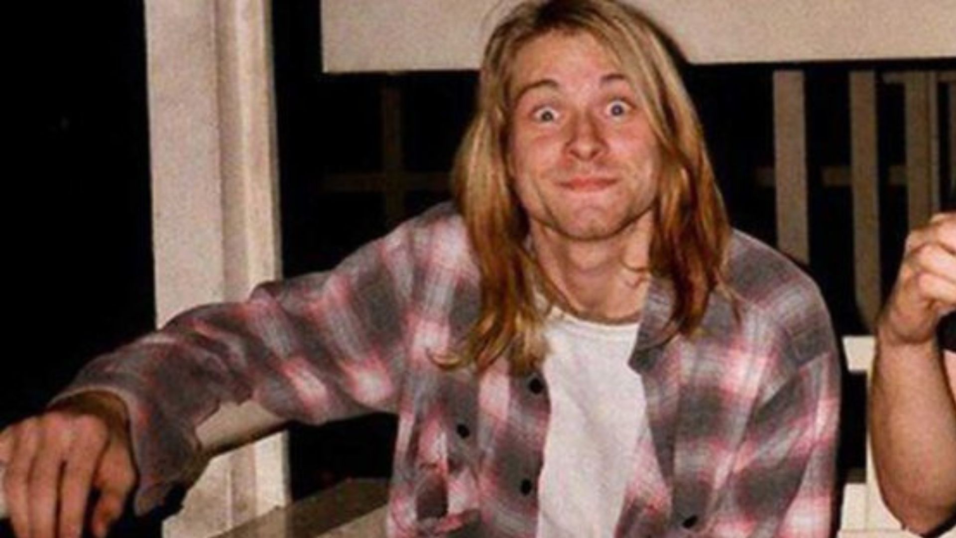 Kurt Cobain com uma camisa xadrez estilo grunge