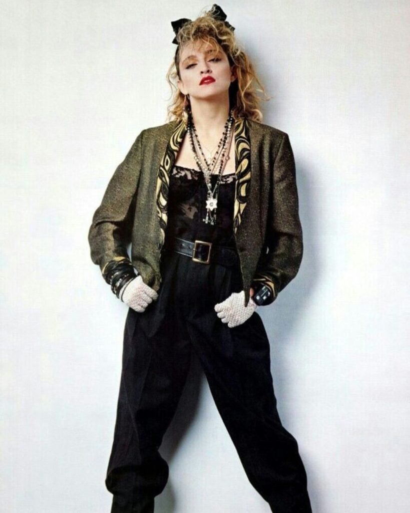 Madonna vestida com a moda nos anos 80